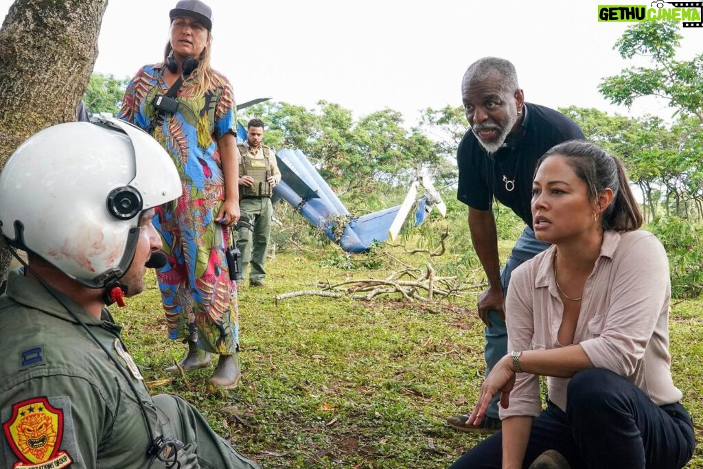 Vanessa Lachey Instagram - G.I. Jane! Tonight’s NCIS: Hawai’i episode is personal. We get to the core of Tennant’s drive and who knew, it’s pretty close to my true life. 😉 In her TV debut @rondakahanawilliams plays Young Jane. I’m so proud of her! @kurtyaeger is my Dad and now he’s officially done ALL 4 NCIS franchise shows! Our fearless leader the talented @levar.burton directed this episode. Don’t miss it TONIGHT! @ncishawaiicbs 9/10c on @cbstv!