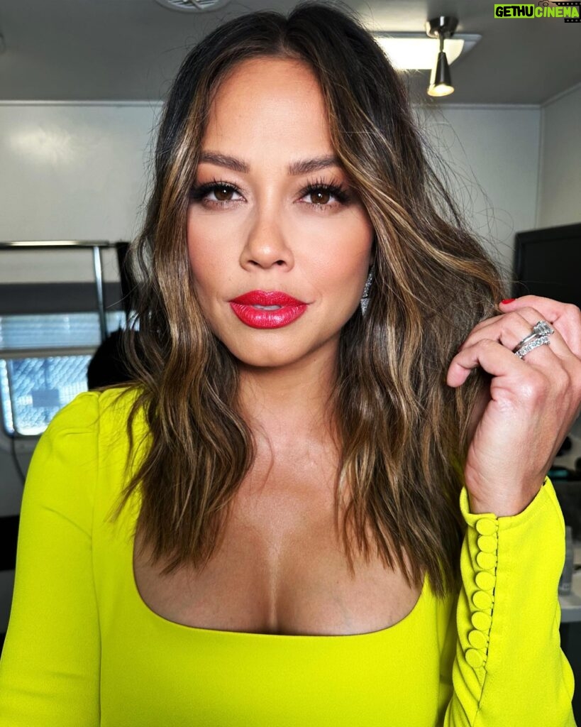 Vanessa Lachey Instagram - @loveisblindnetflix here we come! It takes a VILLAGE! @traceycunningham1 with the fresh color(always!) and @olaplex keeping my locks heathy with the CONSTANT styling. @ashleeroseboots with the fresh styles every time! @makeupbyliz with the makeup beat down! For this, a BOLD lip & my fave, her custom lashes for dayzzzzz!(best in the biz). Lastly, @sonjamchristensen brining the lewks y’all are loving every season! Now… who’s got the tea! 🫖❤️💋 ONE MORE WEEK UNTIL THE LIVE REUNION!