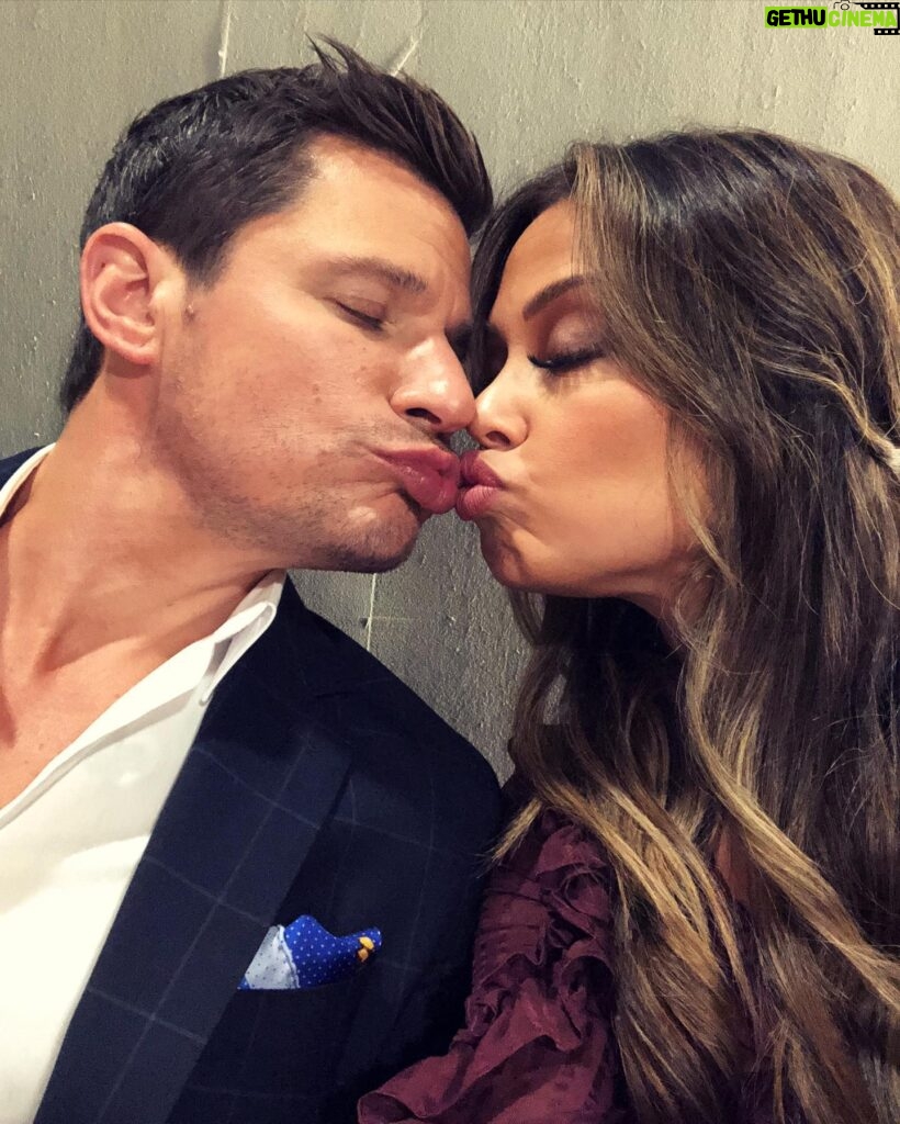 Vanessa Lachey Instagram - 💋 October 2, 2018 Day 1 of LOVE IS BLIND! We were sitting in the interview area on the floor waiting for the first pod dates to be over so we could interview them! What a crazy ride this has been! (Also, @nicklachey with dem lips!) 💋 #tbt