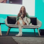 Vanessa Mai Instagram - Vor einigen Jahren unangepasst aus dem Rahmen gefallen….Jetzt bei OMR zum Thema „Erfolgsrezept: unangepasst“….. Ich hoffe, dass ich Menschen inspirieren kann, an den eigenen Visionen festzuhalten, auch wenn der Gegenwind unüberwindbar scheint. Danke @officially_omr für diese Bühne!