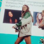 Vanessa Mai Instagram - Vor einigen Jahren unangepasst aus dem Rahmen gefallen….Jetzt bei OMR zum Thema „Erfolgsrezept: unangepasst“….. Ich hoffe, dass ich Menschen inspirieren kann, an den eigenen Visionen festzuhalten, auch wenn der Gegenwind unüberwindbar scheint. Danke @officially_omr für diese Bühne!