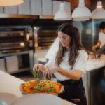 Vanessa Mai Instagram - MEINE PIZZA IST DAAAA!! Endlich!!!! Ich hatte es ja schon angedeutet, dass es im Mai „rund“ geht 🍕🍕🍕 Mein weiteres Highlight/Mailight 😃: Ab jetzt könnt ihr in eurer @losteria.de meine eigene Pizza mit dem Namen PRIMAVERA bestellen!🥹 Sagt mir unbedingt wie sie euch schmeckt. 😋