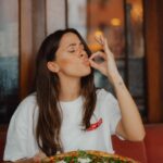 Vanessa Mai Instagram - MEINE PIZZA IST DAAAA!! Endlich!!!! Ich hatte es ja schon angedeutet, dass es im Mai „rund“ geht 🍕🍕🍕 Mein weiteres Highlight/Mailight 😃: Ab jetzt könnt ihr in eurer @losteria.de meine eigene Pizza mit dem Namen PRIMAVERA bestellen!🥹 Sagt mir unbedingt wie sie euch schmeckt. 😋