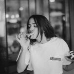 Vanessa Mai Instagram - MEINE PIZZA IST DAAAA!! Endlich!!!! Ich hatte es ja schon angedeutet, dass es im Mai „rund“ geht 🍕🍕🍕 Mein weiteres Highlight/Mailight 😃: Ab jetzt könnt ihr in eurer @losteria.de meine eigene Pizza mit dem Namen PRIMAVERA bestellen!🥹 Sagt mir unbedingt wie sie euch schmeckt. 😋