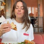 Vanessa Mai Instagram - MEINE PIZZA IST DAAAA!! Endlich!!!! Ich hatte es ja schon angedeutet, dass es im Mai „rund“ geht 🍕🍕🍕 Mein weiteres Highlight/Mailight 😃: Ab jetzt könnt ihr in eurer @losteria.de meine eigene Pizza mit dem Namen PRIMAVERA bestellen!🥹 Sagt mir unbedingt wie sie euch schmeckt. 😋