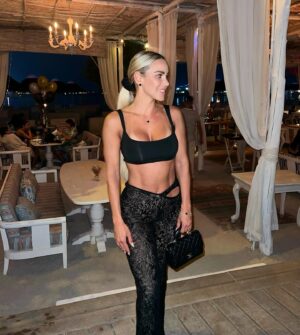 Vanessa Mariposa Instagram - What an amazing evening with delicious food 🤤🐟 @luckyfishdubai 
______
#vanessamariposa #luckyfish #luckyfishdubai #westpalmbeach #nightoutfit #allblackoutfit