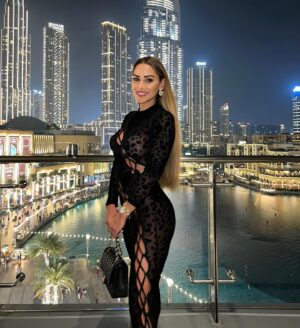 Vanessa Mariposa Instagram - Dubai nights 🖤
wer von euch war schon mal hier? 

anzeige 
______
#vanessamariposa #vanessamariposafitness #nightout #downtown #businessbaydubai #dubaimallfountain #dubainights