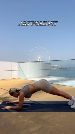 Vanessa Mariposa Instagram - ABS WORKOUT with an amazing view 🫶🏼

Macht jede Übung für 45 Sekunden, 3 Durchgänge 💥
ich bespreche euch: es wird SO brennen 🌝💪🏼🔥
_______
#vanessamariposafitness #vanessamariposa #fiveluxdubai #bauchmuskeltraining #bauchmuskeln #fitnesslove #fitnesscommunity