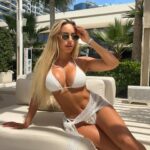Vanessa Mariposa Instagram - I've got sunshine on my mind✨💛 Wohin möchtet ihr umbedingt mal reisen? schreibt es in die Kommentare, ich bin gespannt ✈️☺️ _______ #vanessamariposa #vanessamariposafitness #fitinspo #bauchmuskeln #fitnessmotivations #sanbeachdubai #fitgirlsinstafit #trainhardfeelgood #dubaithepalm