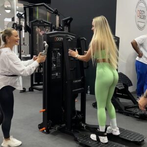 Vanessa Mariposa Instagram - FIBO 2024 💥

Wir waren die letzten Tage auf der Fibo und es war wie jedes Jahr überwältigend. Nicht nur, dass ich SO viele von euch getroffen habe, auch so viele Menschen die sich alle für Fitness interessieren 💪🏼😍 was für eine geile Community! An dieser Stelle wollte ich mich bei jedem einzelnen von euch bedanken 🥺 All der Support, die vielen Markierungen auf Bildern, lieben Nachrichten & vorallem, dass ihr euch jeden einzelnen Tag all meine Sachen hier bei Instagram anschaut und ich euch motivieren kann, freut mich sehr!! DANKE für alles 💪🏼🔥 #bestefitnesscommunity 
_______
#vanessamariposa #fibo2024 #fitnessmotivation #vanessamariposafitness #fitnesscommunity #couplefitness #cologne #fitgirls_inspire