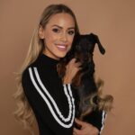 Vanessa Mariposa Instagram - Anzeige | Merry Christmas 🎄✨ Ich hoffe ihr hattet alle schöne Weihnachten & verbringt die Zeit mit euren liebsten ♥️ __________ #vanessamariposa #christmasday #weihnachten2023 #zorrotheweenie #dachshund #dackel #düsseldorf