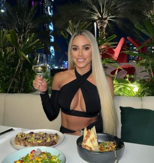 Vanessa Mariposa Instagram - cheers to life 🍸✨

Manchmal muss man sehr, sehr viele negative Dinge überstehen, damit man das positive im Leben zu schätzen weiß.. 2022 & 2023 waren keine schönen Jahren für mich, dafür bin ich jetzt überglücklich und fühle mich endlich angekommen 🖤

anzeige 
______
#vanessamariposa #vanessamariposafitness #nightout #downtown #businessbaydubai