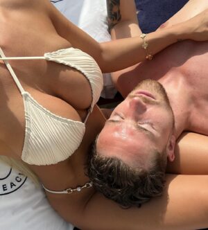 Vanessa Mariposa Instagram - Summersalt beach day 🦋☀️🌴 

anzeige 
______
#vanessamariposa #vanessamariposafitness #dubaibeach #dubaibeachclub #summersalt #beachclubs #burjalarabdubai #couplegoal