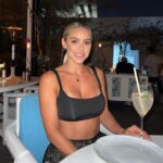 Vanessa Mariposa Instagram - What an amazing evening with delicious food 🤤🐟 @luckyfishdubai ______ #vanessamariposa #luckyfish #luckyfishdubai #westpalmbeach #nightoutfit #allblackoutfit