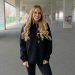 Vanessa Mariposa Instagram - Ich dachte es wäre schön, etwas über meine Community zu erfahren ☺️ wie heißt du, wo lebst du, wie lange folgst du mir schon und was macht dich besonders glücklich? 😍 Mein Name ist Vanessa Mariposa, ich wohne auf der wunderschönen Insel Palma de Mallorca & besonders glücklich macht mich mein kleiner süßer Hund @zorro_theweenie 🐶✨ Schreib es in die Kommentare - ich freue mich darauf. anzeige ______ #vanessamariposa #communitylove #zorrotheweenie #dachshund #dackel #viennaaustria #wienstagram