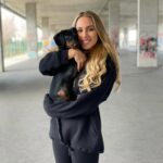 Vanessa Mariposa Instagram - Ich dachte es wäre schön, etwas über meine Community zu erfahren ☺️ wie heißt du, wo lebst du, wie lange folgst du mir schon und was macht dich besonders glücklich? 😍 Mein Name ist Vanessa Mariposa, ich wohne auf der wunderschönen Insel Palma de Mallorca & besonders glücklich macht mich mein kleiner süßer Hund @zorro_theweenie 🐶✨ Schreib es in die Kommentare - ich freue mich darauf. anzeige ______ #vanessamariposa #communitylove #zorrotheweenie #dachshund #dackel #viennaaustria #wienstagram