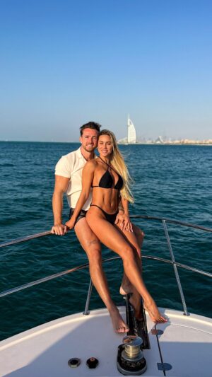 Vanessa Mariposa Instagram - Amazing boat day with @eliterentalsdubai 🫶🏼 #boattrip #dubai #anzeige #eliterentalsdubai #burjalarabdubai #dubaimarina