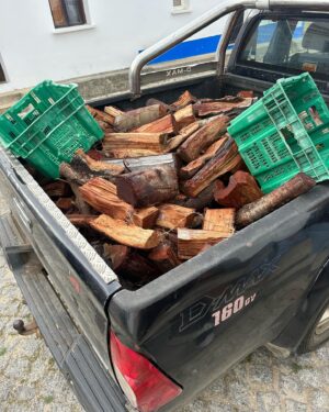 Vanessa Martins Instagram - Foto dump do 1o fim‑de‑semana pós-obras. Fomos ao mercado encher a despensa de coisas boas. Pedimos lenha para as noites frias que se fazem sentir, ainda. Tivemos literalmente aproveitar cada bocadinho e cada detalhe. Ainda não está a 100%, mas está quase! 🥰