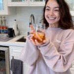Vanessa Merrell Instagram - When your small girlfriend makes YOU a drink #reels #mixologist #funny #cocktails #smalljoke #bartender