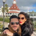 Vanessa Villela Instagram - Love is in the air🦋🥰 Happy Sunday familia! 🤍 Feliz Domingo familia 🤍 Te amo babyy @tomfraud ❤️