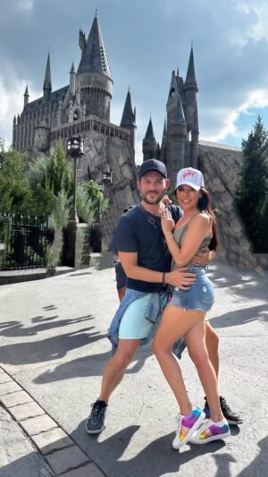 Vanessa Villela Instagram - What a magical way to start our anniversary celebration at one of my favorite places in the world 👩‍❤️‍💋‍👨 @universalorlando 🦋🥰✨🪄 @visitorlando  we had so much fun!! This place is spectacular #AtUnivetsal #VisitOrlando 

¡Qué manera tan mágica de comenzar la celebración de nuestro aniversario en uno de mis lugares favoritos del mundo 👩‍❤️‍💋‍👨 @universalorlando 🦋 ✨  @visitorlando nos divertimos mucho!! Este lugar es espectacular #AtUnivetsal #VisitOrlando