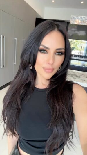 Vanessa Villela Instagram - Happy Monday! Wishing you a BEAUTIFUL week ahead. EXCITING NEWS is on the way,☺️stay tuned! 🥰🦋Remember, never stop believing in yourself and your dreams. ✨🦋✨ Thank your for your love and support it means the world to me. ❤️

¡Feliz lunes!  Les  deseo una semana HERMOSA!! NOTICIAS EMOCIONANTES están en camino, ☺️ ¡estén atentos! 🦋Recuerden nunca dejen de creer en ustedes mismos y en sus sueños. ✨🦋✨ Gracias por su amor y apoyo, significa mucho para mí. ❤️ 

Thank you to my amazing glam team for being a part of what’s coming😊
Makeup by @rpromakeupartist 🥰🤩
Hair styling by @desiiiluuu 🥰❣️🤩 
Hair color @michaelcanale @canalemartinezsalon @colorbycanale

Beautiful earrings by @charlielapson 💙⭐️💎