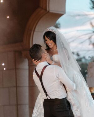 Vanessa Villela Instagram - Walking into our first dance was one of the most magical  moments of the wedding 👰🏻‍♀️🤵🏻‍♂️🥰❤️ I had tingles all over my body, I literally went to the moon and back🌙💫my prince, my husband, my best friend @tomfraud 😍Forever Te Amo!!! ❤️🦋❣️🦋❤️🦋❣️❤️🦋❣️

@Brides Exclusive

Wedding Dream Team🤩

Wedding designer and planner @ladee_designs 
Flowers @nancylobodesigns 
Dress  @galialahav 
Veil @forlovebridal 
Styling @genaromaldo 
Jewlery by @justdesi 
Makeup @pepegutierrezoficial 
Hair @elieraadelia 
Crown @mariaelenaheadpieces 
Tuxedo by @zegliobeverlyhills 
Venue @fairmontgranddelmar