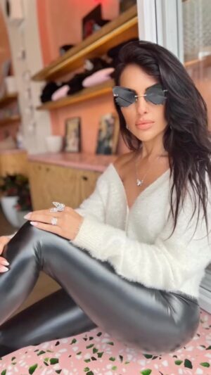 Vanessa Villela Instagram - Happy Friday Familia🥰 
Legend says that “a wish given to a butterfly is always granted”🪄🦋🪄
 
Butterflies are a reminder that transformation can be beautiful, we can always come back strong of any setback. Butterflies are delicate and beautiful but also powerful and strong, just like us women are. 💪❤️

This is the reason why I created this Jewlery and Sunglasses “Wave Of Love collection” for all of you! 
Get yourself one and use it a sign of love and strength! 💥🦋❤️

Wearing “The Monarch Silver Ring” 💍
 “The Power Of Love Necklace” ⛓ & “Black Power Butterfly Sunglasses” 😎

Available at www.VanessaVillela.com 
Link in My BIO💫🦋💫🦋💫🦋💫

La leyenda dice que “un deseo dado a una mariposa siempre se cumple”
 
Las mariposas son un recordatorio de que la transformación puede ser hermosa, siempre podemos volver fuertes de cualquier contratiempo. son delicadas y hermosas, pero también poderosas y fuertes, como lo somos las mujeres.
¡Esa es la razón por la que creé esta “colección Wave Of Love” de joyas y lentes de sol para todos ustedes!
Usalas como una señal de amor y fuerza!

Disponible en www.VanessaVillela.com
Enlace en mi BIO 💫🦋💫🦋💫🦋💫