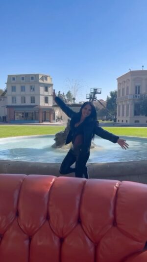 Vanessa Villela Instagram - One month ago, I had the incredible opportunity to visit @wbtourhollywood The highlight of my day was witnessing the set where “Friends” my all time favorite TV show, was filmed. Sitting on the same sofa and being in the exact place where so many memorable scenes were filmed meant the world to me. Unfortunately, as I left the studios, the heartbreaking news about Matthew Perry surfaced, leaving me in disbelief. Though it’s bittersweet to share this, I post it in his honor. #Friends #mathewperry #TvShow #wbstudiotour