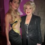 Verónica Montes Instagram - Momentos increíbles que quedarán grabados en mi corazón. 😊❤️ Una noche increíble con mi familia de El Maleficio❤️🔥 ¡No se la pierdan! Dress by: Martha y equipo de @televisa Hair style: @judithvaz_peinados 💄: @blancamartinez.makeupartist #elmaleficio #juliaperalta #actriz #veronicamontes #mexico