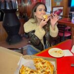Verónica Montes Instagram - Para todo mal… 🍕 Pizza 🍕 y para todo bien también 🤤 ¿Cuál es tu favorita? ¡Feliz día de la pizza! 🍕 Te leo 👀 . . . . #diadelapizza #pizza #pizzaday #selfie #pizzalover #veronicamontes #photooftheday #elmaleficio