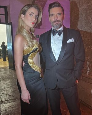 Verónica Montes Instagram - Momentos increíbles que quedarán grabados en mi corazón. 😊❤️
Una noche increíble con mi familia de El Maleficio❤️🔥
¡No se la pierdan! 

Dress by: Martha y equipo de @televisa 
Hair style: @judithvaz_peinados 
💄: @blancamartinez.makeupartist 
#elmaleficio #juliaperalta #actriz #veronicamontes #mexico