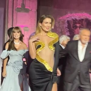 Verónica Montes Instagram - Momentos increíbles que quedarán grabados en mi corazón. 😊❤️
Una noche increíble con mi familia de El Maleficio❤️🔥
¡No se la pierdan! 

Dress by: Martha y equipo de @televisa 
Hair style: @judithvaz_peinados 
💄: @blancamartinez.makeupartist 
#elmaleficio #juliaperalta #actriz #veronicamontes #mexico