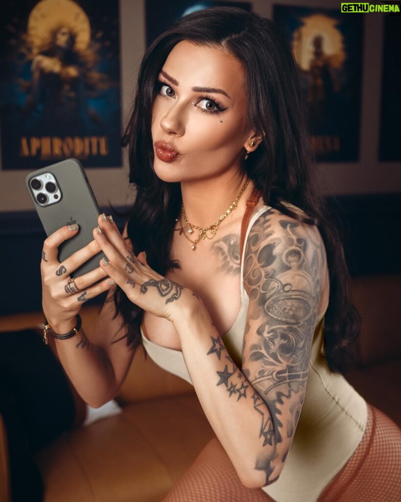 Vera Bambi Instagram - I have a new photo set and it’s gorgeous! A bodysuit just might be my favourite thing to wear. 🧡 Ok so, some fun for us to chat about in the comments. I’ll be reading the next time I have a moment to relax with my phone. Tell me, what is your favourite way to unwind at the end of the day? By the way, It’s me who handles all my own social media. Nobody else is doing this on my behalf. It’s all Vera over here. Even back when I had an assistant, I still managed my own social media. I love to connect with you! I don’t have an assistant anymore, though I do plan to hire someone when I move to California. When I do, it will still be me responding to your comments. 🧡