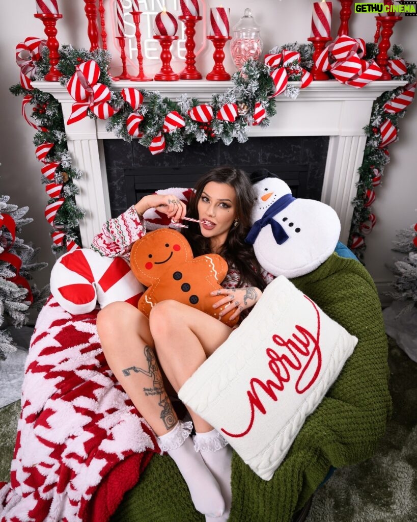 Vera Bambi Instagram - I know what you want for Christmas . 🔗 bio . @pompiliophotography