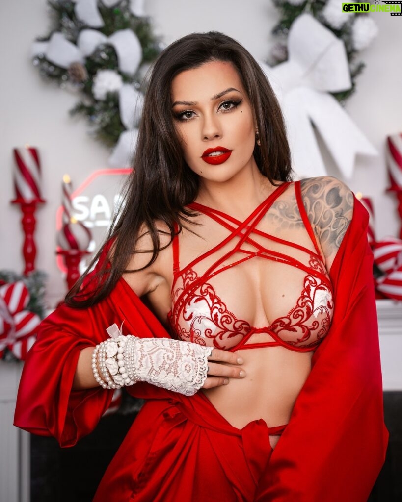Vera Bambi Instagram - Santa Baby! I really went in on the decor this year and I'm so pleased with myself. Family and friends had so many kind things to say. I just adore decorating. . 🔗 bio . @pompiliophotography