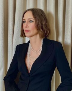 Vera Farmiga Instagram - A MARVELous @HAWKEYEofficial premiere thanks to my #Glamgang Styling: @ecduzit Hair: @jennychohair Makeup: @karayoshimotobua Suit: @bella_freud Pearls: @ryanrocheny and @verafarmiga