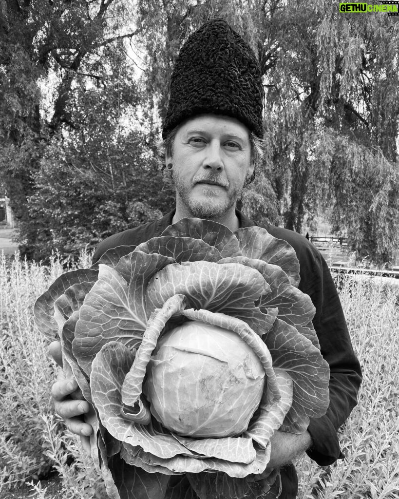 Vera Farmiga Instagram - My cabbage cossack. @rennhawkey 🖤🖤🖤