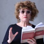 Vera Holtz Instagram - POIS "- Teu pai, meu filho, era forte como um carvalho no fundo do jardim. - Mas não há nenhum carvalho. Nem temos jardim. - Justamente." Hora de Alimentar Serpentes - Marina Colasanti