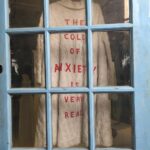 Vera Holtz Instagram - "O frio da ansiedade é muito real". Obra da Louise Bourgeois que está na Fondazione Prada.