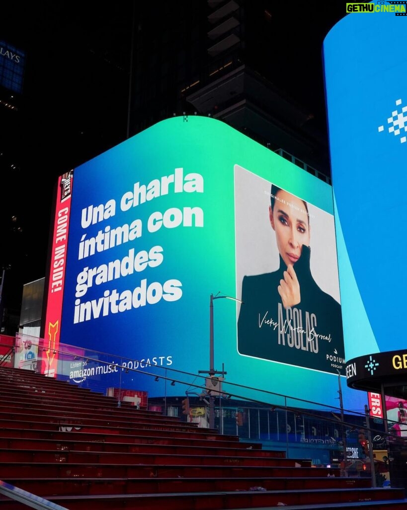 Vicky Martín Berrocal Instagram - Estamos en TIME SQUARE con #asolascon Me muerooooooooo♥️ Creo que ni en mis mejores sueños podría haber tenido un mejor regalo de cumpleaños ❤️🥹 Gracias @amazonespana @amazonmusic 🤍 @playmorepods