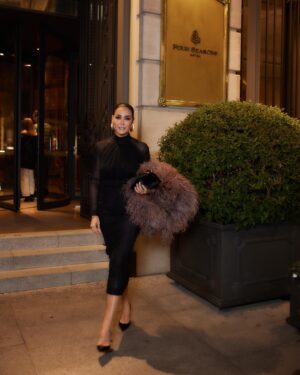 Vicky Martín Berrocal Instagram - Noche mágica la de ayer💥
Es cierto que intento celebrar la vida cada día pero ayer además celebre mi cumpleaños… os quiero enseñar el look😊
Y también para que fuera aún más especial decidí pasar la noche en el que se ha convertido en mi segunda casa en Madrid 
@fsmadrid 🤍🤍

👗 @victoria.coleccion Estudio 
👡 @giuseppezanotti 
👝 @aquazzura 
📸 @manuelmartosc 
🧥 @redondobrand