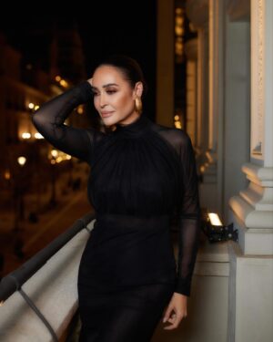 Vicky Martín Berrocal Instagram - Noche mágica la de ayer💥
Es cierto que intento celebrar la vida cada día pero ayer además celebre mi cumpleaños… os quiero enseñar el look😊
Y también para que fuera aún más especial decidí pasar la noche en el que se ha convertido en mi segunda casa en Madrid 
@fsmadrid 🤍🤍

👗 @victoria.coleccion Estudio 
👡 @giuseppezanotti 
👝 @aquazzura 
📸 @manuelmartosc 
🧥 @redondobrand