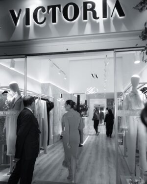 Vicky Martín Berrocal Instagram - No sé que me hace más ilusión, si abrir @victoria.coleccion en mi querida Málaga o ver que después de 19 años seguís acompañándome y gritando mi sueño. Gracias Málaga por  haberme acogido con tantísimo cariño y por hacerme pasar una noche inolvidable. Aterrizamos con nuestra segunda tienda en Andalucía y os esperamos ♥️