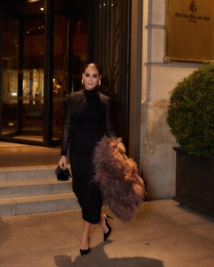 Vicky Martín Berrocal Instagram - Noche mágica la de ayer💥
Es cierto que intento celebrar la vida cada día pero ayer además celebre mi cumpleaños… os quiero enseñar el look😊
Y también para que fuera aún más especial decidí pasar la noche en el que se ha convertido en mi segunda casa en Madrid 
@fsmadrid 🤍🤍

👗 @victoria.coleccion Estudio 
👡 @giuseppezanotti 
👝 @aquazzura 
📸 @manuelmartosc 
🧥 @redondobrand