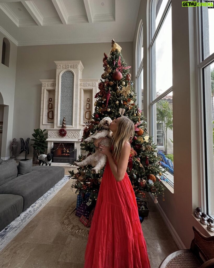Victoria Jancke Instagram - Merry Christmas everyone ❤️ Much love and blessings from @winnie.havapoo and me from our first Christmas in the US ✨🇺🇸❤️