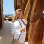 Victoria Mehault Instagram - Ce que font réellement les influenceuses quand elle se prennent en photo dans les beach club 😭 Ps : j'aimerai que quelqu'un arrive à me raisonner sur ma dose de blush