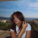Victoria Mehault Instagram - Dans ma brunette era (même couleur que le canap) 💇🏽‍♀️ J’ai décidé de laisser mes cheveux tranquille avec les décolorations (jusqu’à quand d’ailleurs???) parce que je sentais qu’ils en pouvaient plus et qu’ils pouvaient me lâcher à tout moment 😭 Comme d’habitude, @sabrina_creation à collaboré avec moi pour m’aider à faire cette transition 🤍 Du coup vous préférez quoi??? Même si je peux pas retourner en arrière mnt 😭😭😭