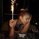 Victoria Mehault Instagram - Ça y est, j’ai 25 ans !!! Mes anniversaires ont souvent été pour la plupart tristes, comme toutes les autres fêtes d’ailleurs. J’ai toujours vécu ça comme une piqûre de rappel, pour bien me souvenir que j’ai un cadre familial hyper bancal voir quasi inexistant et donc en somme, que je suis très seule. Sauf qu’aujourd’hui je l’ai ressenti différemment. Je le fête au côté de celui avec qui je veux construire ma vie, qui m’a fait une surprise extraordinaire et juste qui m’aime de manière saine et totalement désintéressée, franchement pour moi c’est un truc de malade !!!! Et aussi, mon cercle d’amis qui c’est ÉNORMÉMENT restreint cette année d’ailleurs. Ce qui n’est pas plus mal en soit, car aujourd’hui je suis entourée uniquement de personne extraordinaires 🤍 Je pense que c’est la première fois que je me sens autant à ma place, que ce soit avec eux et aussi avec vous!!! Autant moi même, aimée et considérée, surtout pour faire un travail que j’aime et développer mes projet. Tout le mérite vous revient donc merci 🤍 Signé : la version la heureuse de moi même