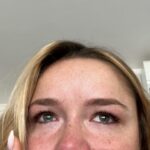 Victoria Mehault Instagram - Ça y est, j’ai 25 ans !!! Mes anniversaires ont souvent été pour la plupart tristes, comme toutes les autres fêtes d’ailleurs. J’ai toujours vécu ça comme une piqûre de rappel, pour bien me souvenir que j’ai un cadre familial hyper bancal voir quasi inexistant et donc en somme, que je suis très seule. Sauf qu’aujourd’hui je l’ai ressenti différemment. Je le fête au côté de celui avec qui je veux construire ma vie, qui m’a fait une surprise extraordinaire et juste qui m’aime de manière saine et totalement désintéressée, franchement pour moi c’est un truc de malade !!!! Et aussi, mon cercle d’amis qui c’est ÉNORMÉMENT restreint cette année d’ailleurs. Ce qui n’est pas plus mal en soit, car aujourd’hui je suis entourée uniquement de personne extraordinaires 🤍 Je pense que c’est la première fois que je me sens autant à ma place, que ce soit avec eux et aussi avec vous!!! Autant moi même, aimée et considérée, surtout pour faire un travail que j’aime et développer mes projet. Tout le mérite vous revient donc merci 🤍 Signé : la version la heureuse de moi même